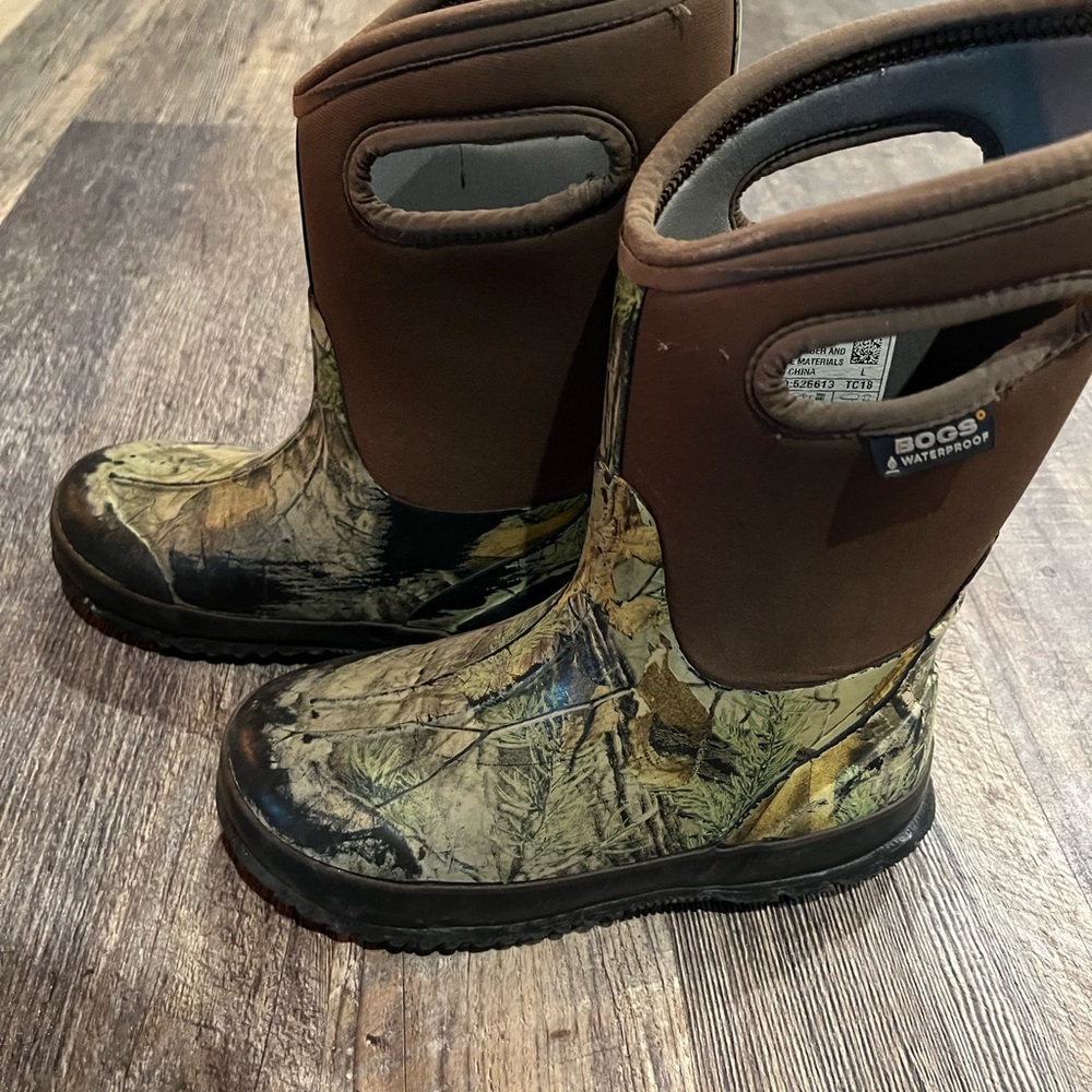Boys size 3 bog boots